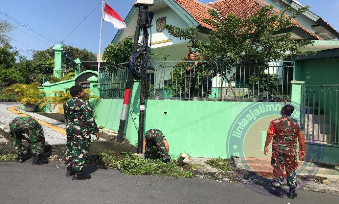 Ciptakan Lingkungan Kantor yang Bersih dan Nyaman Koramil 04/Jebres Laksanakan Pembenahan Pangkalan