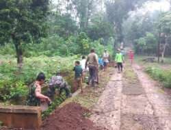 Babinsa Andong Gotong Royong Bersihkan Parit Bersama Warga