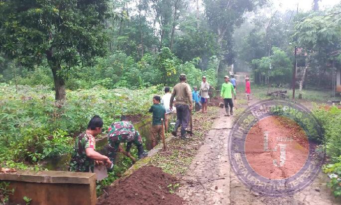 Babinsa Andong Gotong Royong Bersihkan Parit Bersama Warga