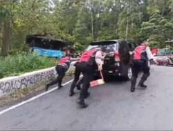 Tim Drogban Polres Magetan Siaga Bantu Kendaraan Wisatawan di Tanjakan Ekstrem Wisata Telaga Sarangan