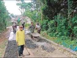 Demi Kelancaran Akses, Babinsa Koramil 0801/05 Nawangan Gotong Royong Rabat Jalan