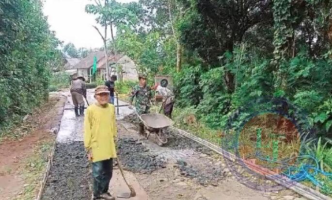 Demi Kelancaran Akses, Babinsa Koramil 0801/05 Nawangan Gotong Royong Rabat Jalan