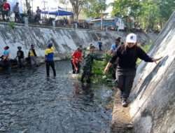 Bersihkan Kali Pepe, Babinsa Ketelan Berharap Tidak Terjadi Banjir dan Luapan Air Saat Hujan Tiba