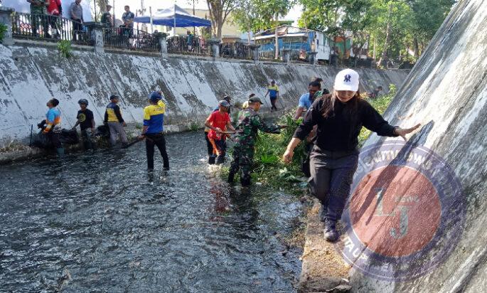 Bersihkan Kali Pepe, Babinsa Ketelan Berharap Tidak Terjadi Banjir dan Luapan Air Saat Hujan Tiba