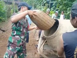 Perbaiki Akses Jalan Desa, Babinsa Koramil 0801/03 Arjosari Gotong Royong Rabat Jalan.