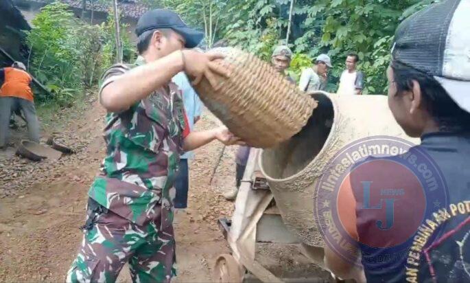 Perbaiki Akses Jalan Desa, Babinsa Koramil 0801/03 Arjosari Gotong Royong Rabat Jalan.