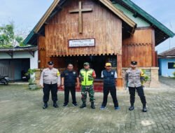 Ciptakan Rasa Aman dan Nyaman, Babinsa dan Babinkamtibmas Lakukan Pengamanan Tempat Ibadah