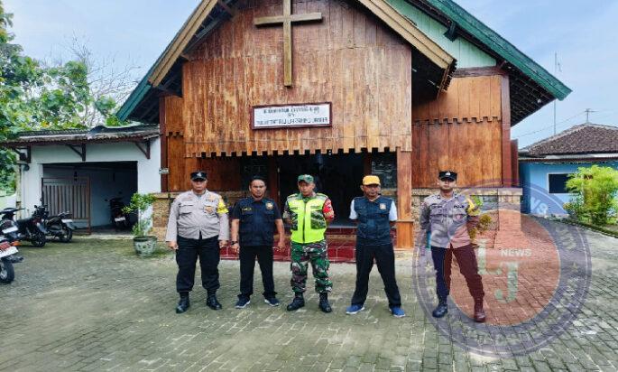 Ciptakan Rasa Aman dan Nyaman, Babinsa dan Babinkamtibmas Lakukan Pengamanan Tempat Ibadah