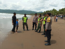 Pastikan Keselamatan Saat Libur Tahun Baru, TNI-Polri Gelar Patroli di Pantai Pelang, Trenggalek