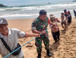 Kolaborasi TNI dan Nelayan: Serma Yayan Ikut Tarik Jaring Demi Jaga Laut Pantai Blado