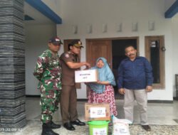 Peduli, Anggota Koramil 17 Pulung Ikut Pendampingan Terhadap Warga Terima Bantuan Akibat Tanah Longsor