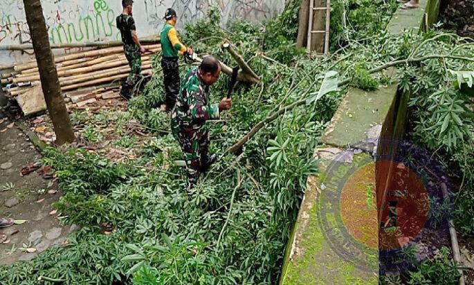 Peduli Kebersihan Lingkungan, Babinsa Joyotakan, Saberling dan Warga Kerja Bakti