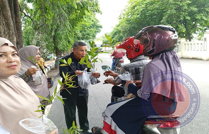 Sedekah Oksigen, KPH Tuban Giat Membagikan Bibit Tanaman ke Pengguna Jalan