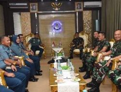 Jalin Soliditas Sesama Lemdik TNI AL, Dankodiklatal Sambut Courtesy Call Gubernur AAL