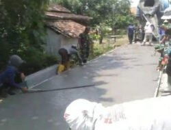 Dukung Percepatan Pembangunan, Babinsa dan Warga Kompak Kerja Bakti Cor Jalan