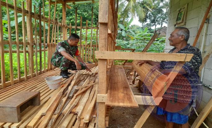 Babinsa Nogosari Berbagi Ilmu dengan Peternak Desa Pojok