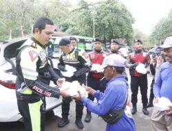 Pantau Jalur Pantura, Kapolres Situbondo Patroli Sambil Berbagi Nasi untuk Pekerja di Wisata Pasir Putih