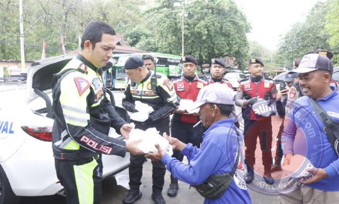 Pantau Jalur Pantura, Kapolres Situbondo Patroli Sambil Berbagi Nasi untuk Pekerja di Wisata Pasir Putih