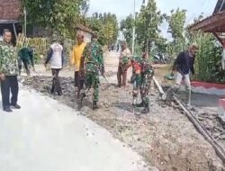 Babinsa Berpartisipasi Aktif dalam Pengerukan Tanah untuk Persiapan Pengecoran Jalan Desa