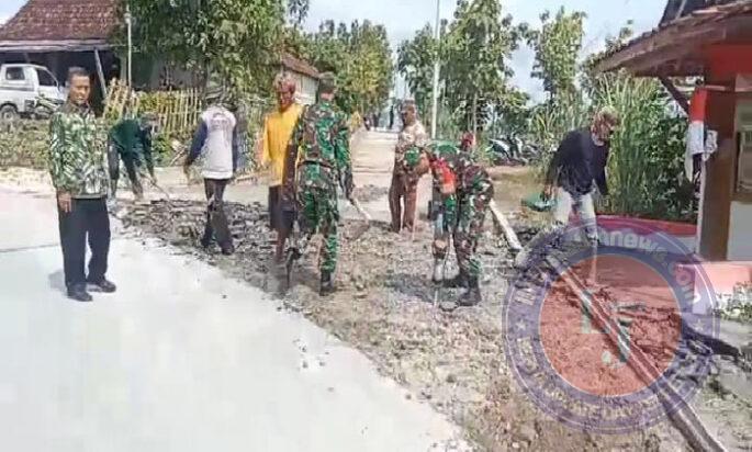 Babinsa Berpartisipasi Aktif dalam Pengerukan Tanah untuk Persiapan Pengecoran Jalan Desa