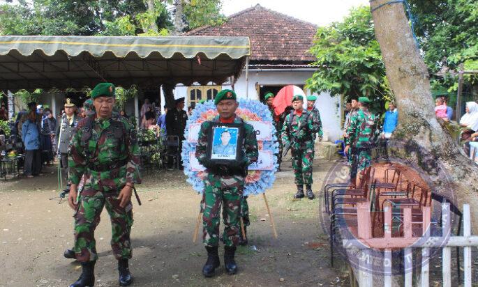 Air Mata Kehormatan: Dandim 0806/Trenggalek Pimpin Upacara Pemakaman Militer Sertu Sutrisno