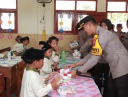 Jumat Berkah, Polres Jember Berbagi Makanan Bergizi Untuk Pelajar Sekolah Dasar