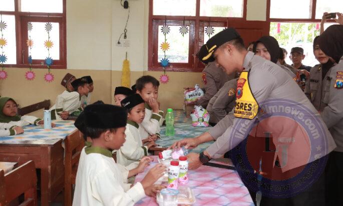 Jumat Berkah, Polres Jember Berbagi Makanan Bergizi Untuk Pelajar Sekolah Dasar