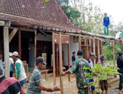 Babinsa Kodim Ponorogo Pupuk Semangat Gotong Royong Melalui Pembangunan Rumah Warga