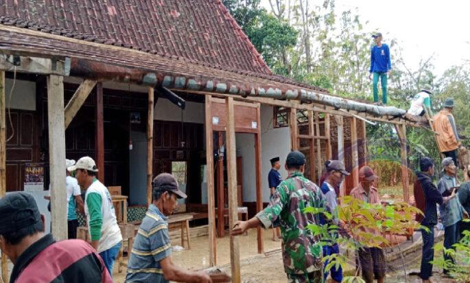 Babinsa Kodim Ponorogo Pupuk Semangat Gotong Royong Melalui Pembangunan Rumah Warga