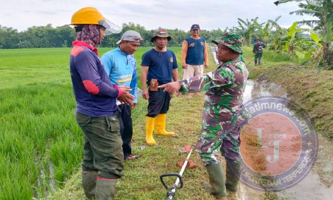 Babinsa Nogosari Bantu Optimalkan Saluran Irigasi Untuk Petani