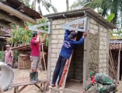 Wujudkan Lingkungan Bersih, Babinsa Koramil 0801/09 Sudimoro Bantu Pembuatan Jamban