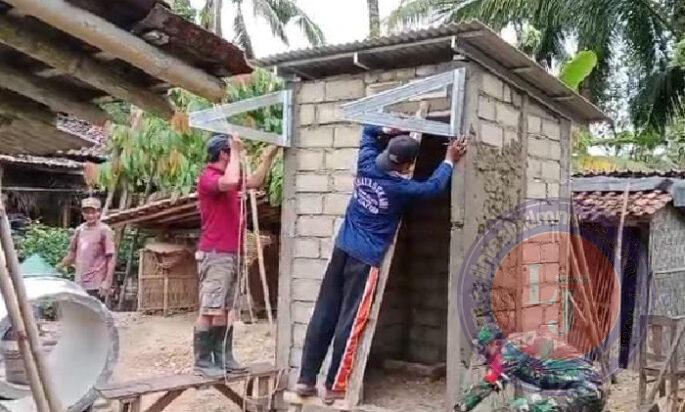 Wujudkan Lingkungan Bersih, Babinsa Koramil 0801/09 Sudimoro Bantu Pembuatan Jamban