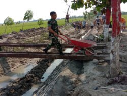 Dorong Pertanian Yang Maju, Babinsa Pos Ramil Kasreman Bantu Warga Bangun Saluran Irigasi