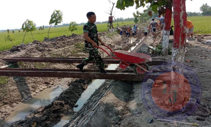 Dorong Pertanian Yang Maju, Babinsa Pos Ramil Kasreman Bantu Warga Bangun Saluran Irigasi