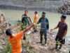 Di Tengah Guyuran Hujan, Dandim Ponorogo Pimpin Bersihkan Rumpun Bambu Nyangkut di Kolong Jembatan