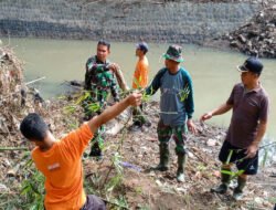 Di Tengah Guyuran Hujan, Dandim Ponorogo Pimpin Bersihkan Rumpun Bambu Nyangkut di Kolong Jembatan