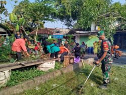 Gunakan Mesin Babat Rumput, Babinsa Gilingan Bersama Warga Laksanakan Kerja Bakti Ciptakan Lingkungan Bersih dan Nyaman