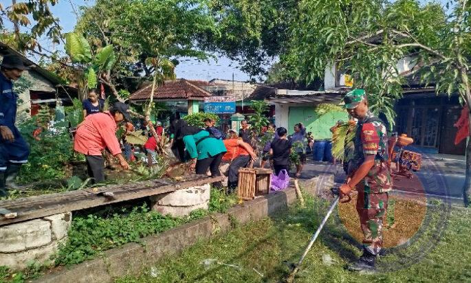 Gunakan Mesin Babat Rumput, Babinsa Gilingan Bersama Warga Laksanakan Kerja Bakti Ciptakan Lingkungan Bersih dan Nyaman