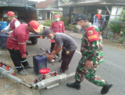 Lawan Demam Berdarah! Babinsa dan Bhabinkamtibmas Gelar Fogging di Trenggalek