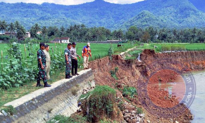 Banjir di Desa Kertosono: TNI dan BPBD Bergerak Cepat Pulihkan Irigasi Jebol