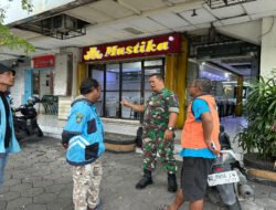 Jaga Ketertiban, Babinsa Kemlayan Sambangi Pengelola Juru Parkir Pasar Modern Matahari Singosaren