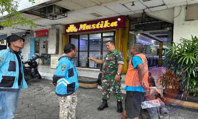 Jaga Ketertiban, Babinsa Kemlayan Sambangi Pengelola Juru Parkir Pasar Modern Matahari Singosaren