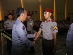 Kadivhumas Berikan Pin Brivet Kepada 10 Taruna Akpol Dengan Nilai Sertifikasi Kehumasan Terbaik
