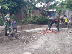 Cegah Luapan Air, Babinsa Bangun Parit