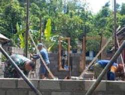 Sinergitas TNI dan Rakyat, Babinsa Koramil 0801/12 Pringkuku Bantu Bangun Rumah Warga