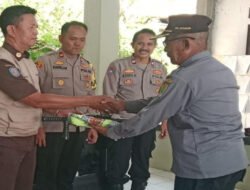 Aktifkan Piket Jaga Desa Linmas Inti Jomin Timur Dapat Tongkat, Rompi dan Senter