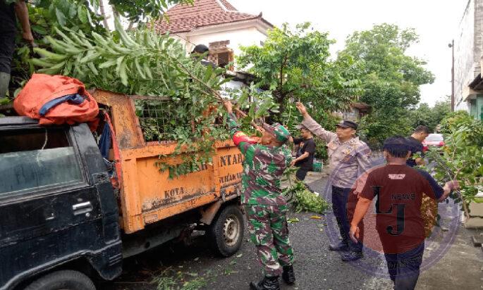 Serka Supadmo Pelopori Kebersihan Lingkungan dengan Kerja Bakti Bersama Tim Saberling dan Warga