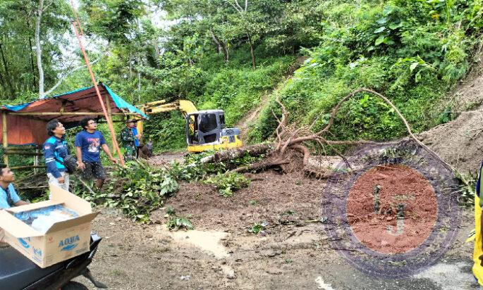 Tanah Longsor Menimpa Rumah Warga, TNI – Polri dan Unsur Terkait di Ponorogo Lakukan Kerja Bakti