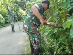 Ciptakan Lingkungan Bersih, Babinsa Koramil 0801/01 Pacitan Karya Bakti Bersihkan Parit
