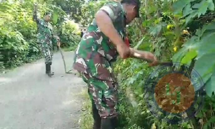 Ciptakan Lingkungan Bersih, Babinsa Koramil 0801/01 Pacitan Karya Bakti Bersihkan Parit